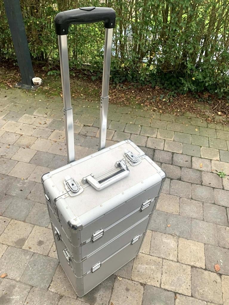 Trolley met aparte vakken; voor verzorging of materiaal, Ophalen