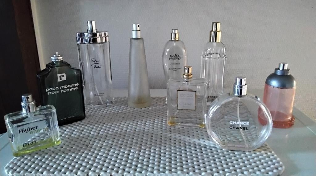 9 flacons vides: Givenchy, Chanel, Paco Rabanne, de la Renta, Enlèvement ou Envoi, Comme neuf, Bouteille de parfum