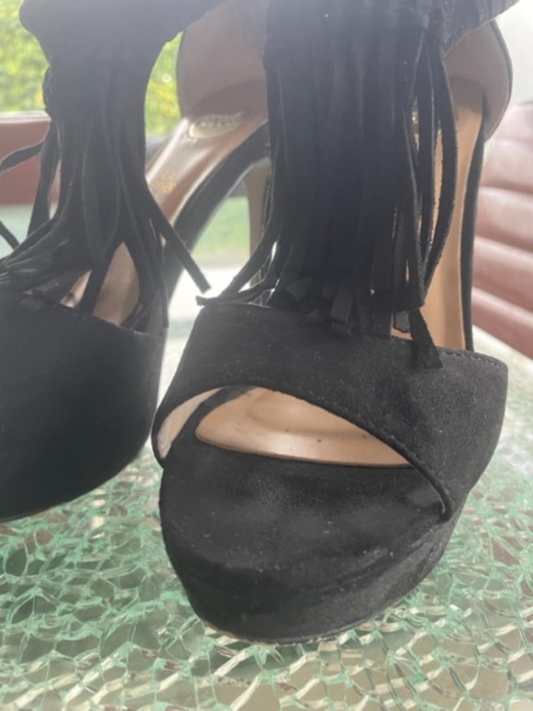 sandalen zwart met franjes M37 HAK, Kleding | Dames, Schoenen, Ophalen of Verzenden, Zo goed als nieuw, Zwart, Sandalen of Muiltjes