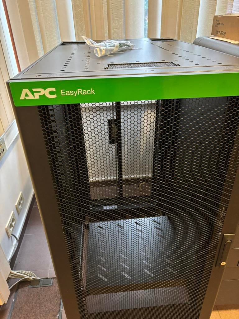 Serverkast, Ophalen, Gebruikt, Geperforeerd, Geperforeerd