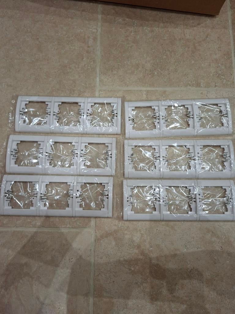 Legrand Sagane Opalis (Blanc) Triple Plaque Horizontal 85008, Enlèvement ou Envoi, Blanc