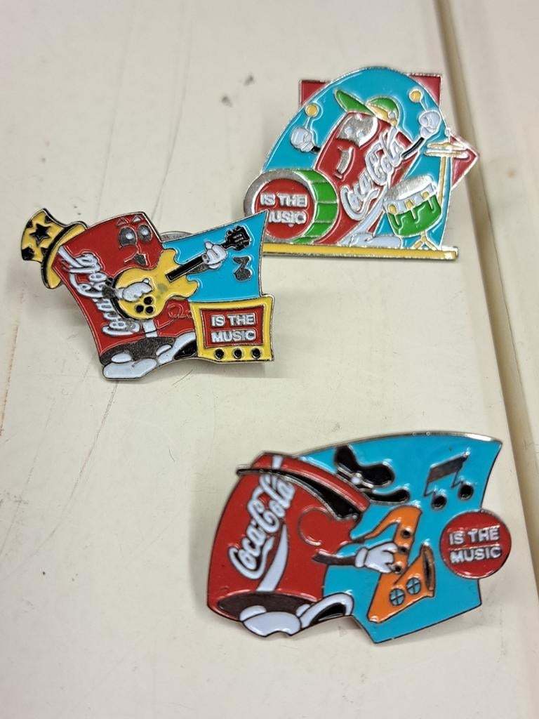 3 Coca cola pins is the music, Enlèvement ou Envoi, Comme neuf