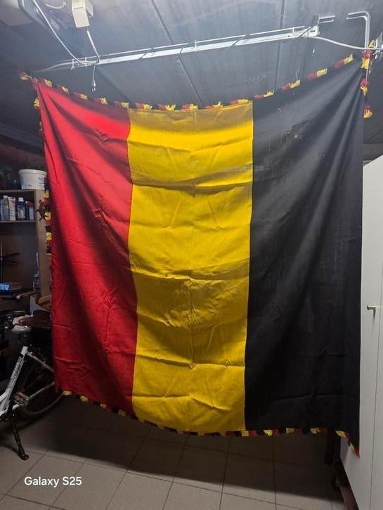 Heel oude Belgische vlag in linnen afm 2 m x 2 m, Ophalen of Verzenden, Gebruikt