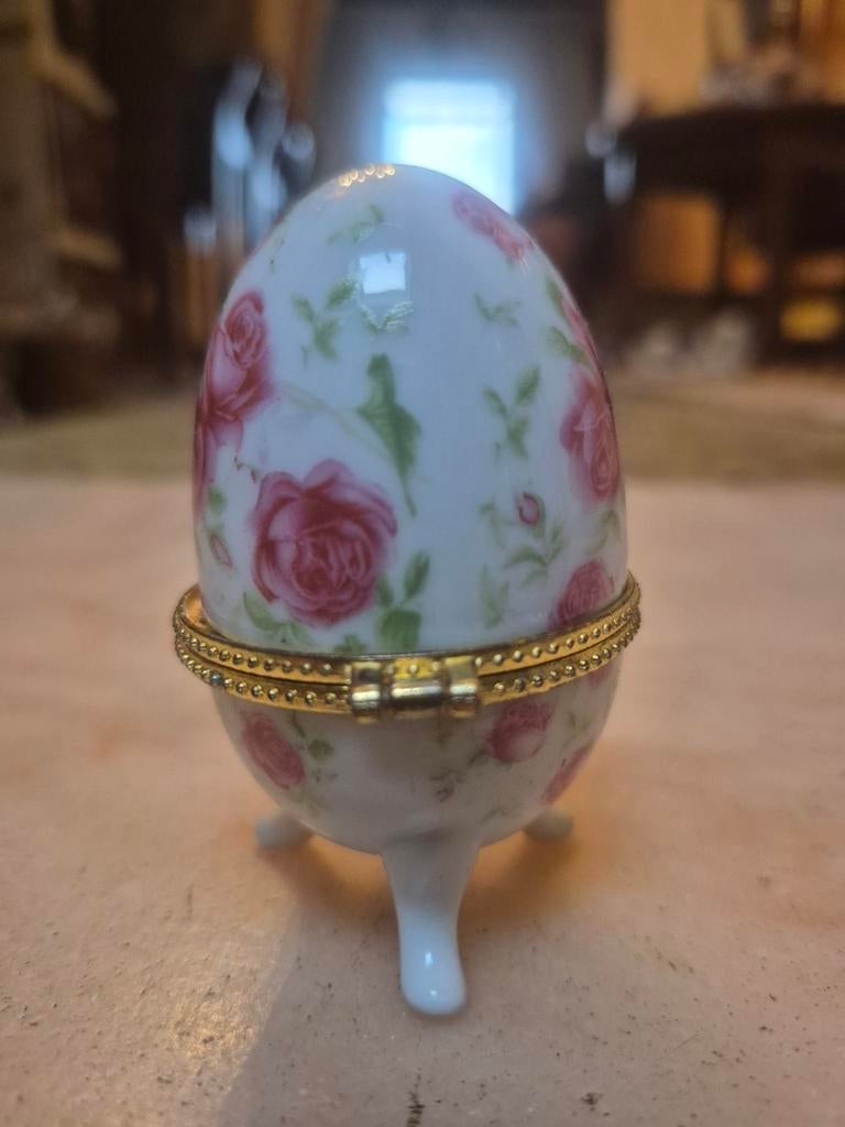 Tres belle œuf boîte à bijoux en porcelaine en très bon état, Enlèvement