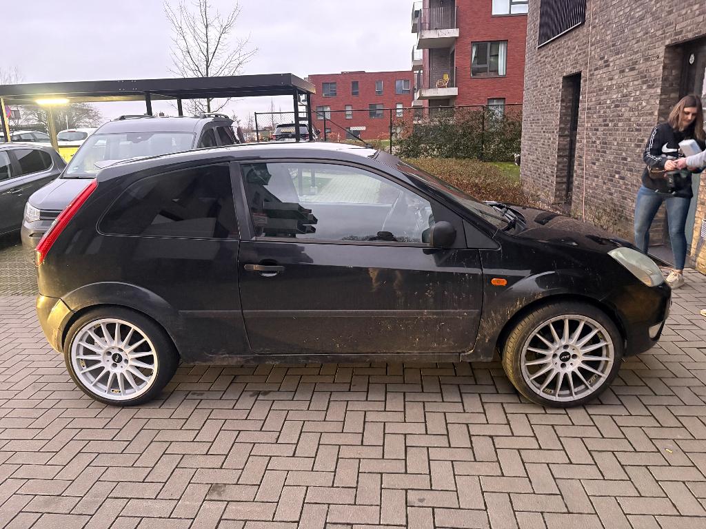 Ford fiesta 1.4tdci 2004, Auto's, Ford, Voorwielaandrijving, Stof, Zwart, Zwart