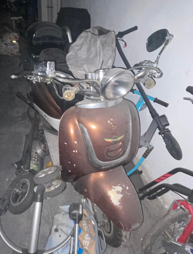 Razzo scooter A klasse 2015 met papieren, Fietsen en Brommers, Ophalen, Gebruikt, Benzine