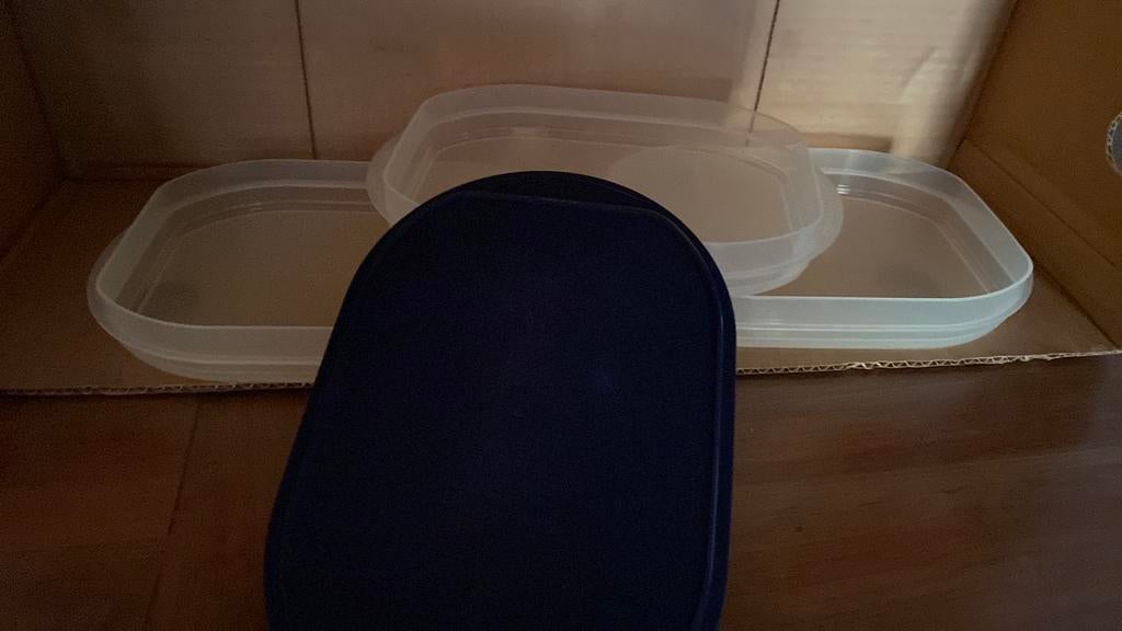 Tupperware belegdozen 3 lage schalen en 1 blauw deksel, Huis en Inrichting, Keuken | Tupperware, Ophalen, Gebruikt, Wit, Schaal