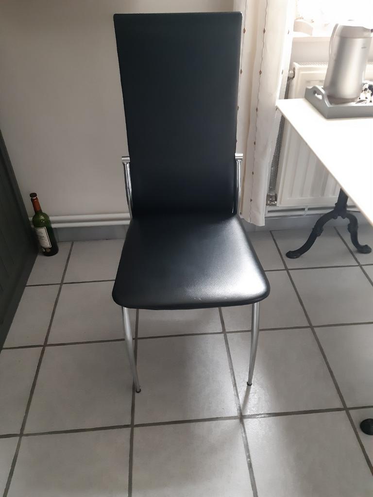 Deux chaises en simili cuir noir pour une cuisine encore en, Comme neuf, Enlèvement, Noir, Cuir