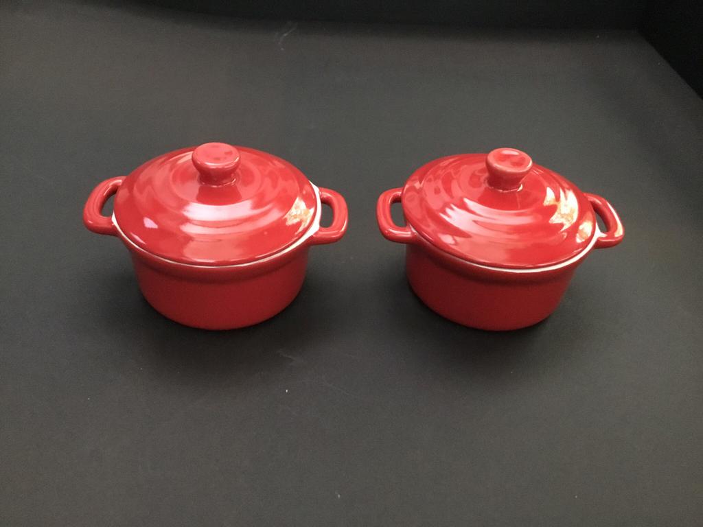 Twee nieuwe vuurvaste potjes in kleur rood, Huis en Inrichting, Keuken | Potten en Pannen, Ophalen of Verzenden, Nieuw, Overige materialen