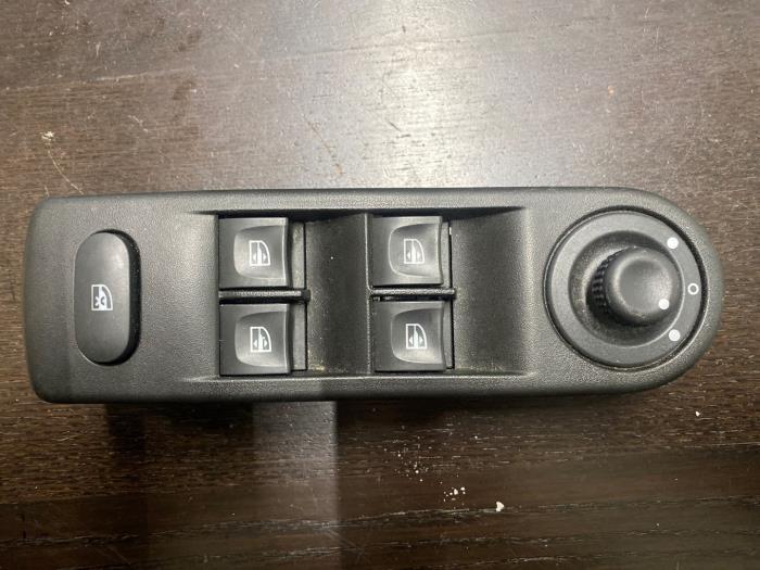 Elektrisch Raam Schakelaar van een Renault Captur, Ophalen of Verzenden, 3 maanden garantie, Gebruikt, Renault