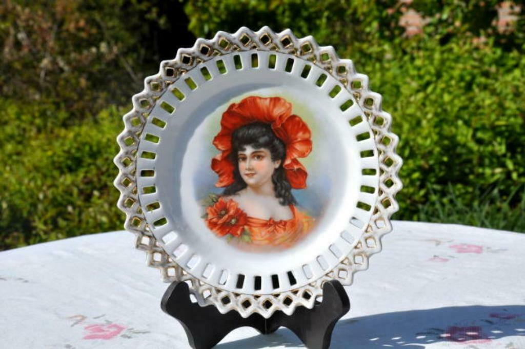 §  assiette ajourée porcelaine dame chapeau rouge, Enlèvement ou Envoi
