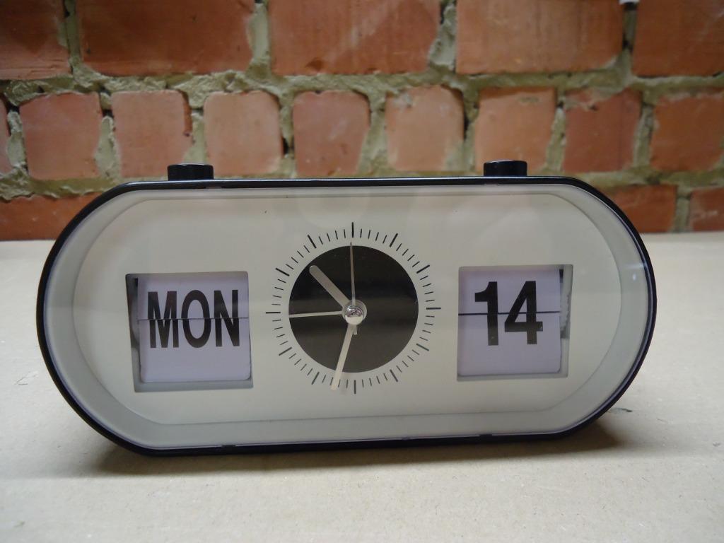 Horloge élégante avec fonction réveil et changement date, Enlèvement, Comme neuf, Réveil ou Horloge