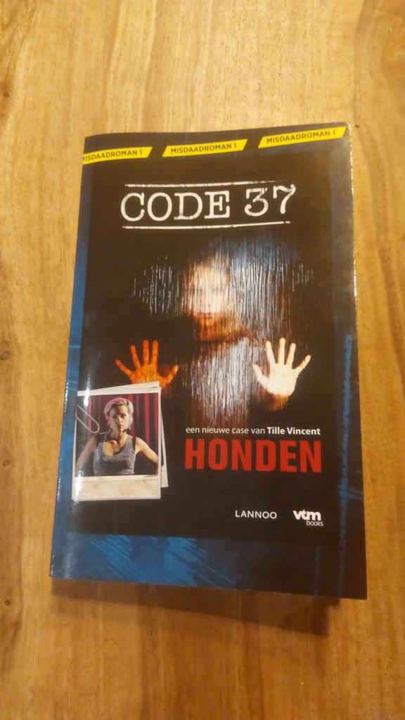 Boek Code 37 - Honden, Boeken, Ophalen, Zo goed als nieuw