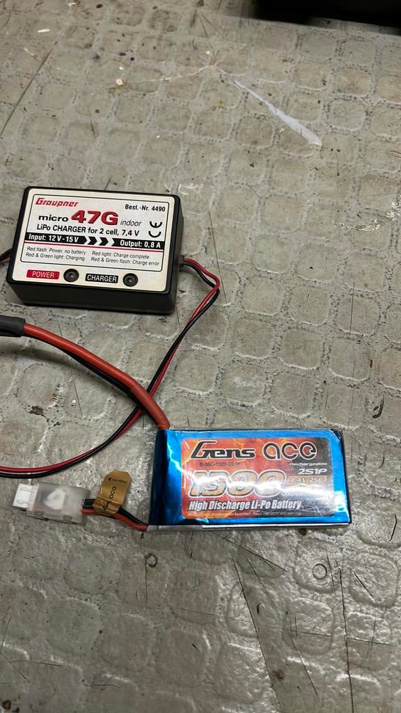 Batterij 1300mAh en lader, Ophalen, Zo goed als nieuw
