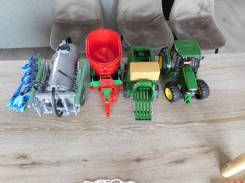 Brüder Tractor+4 werktuigen, Ophalen, Zo goed als nieuw