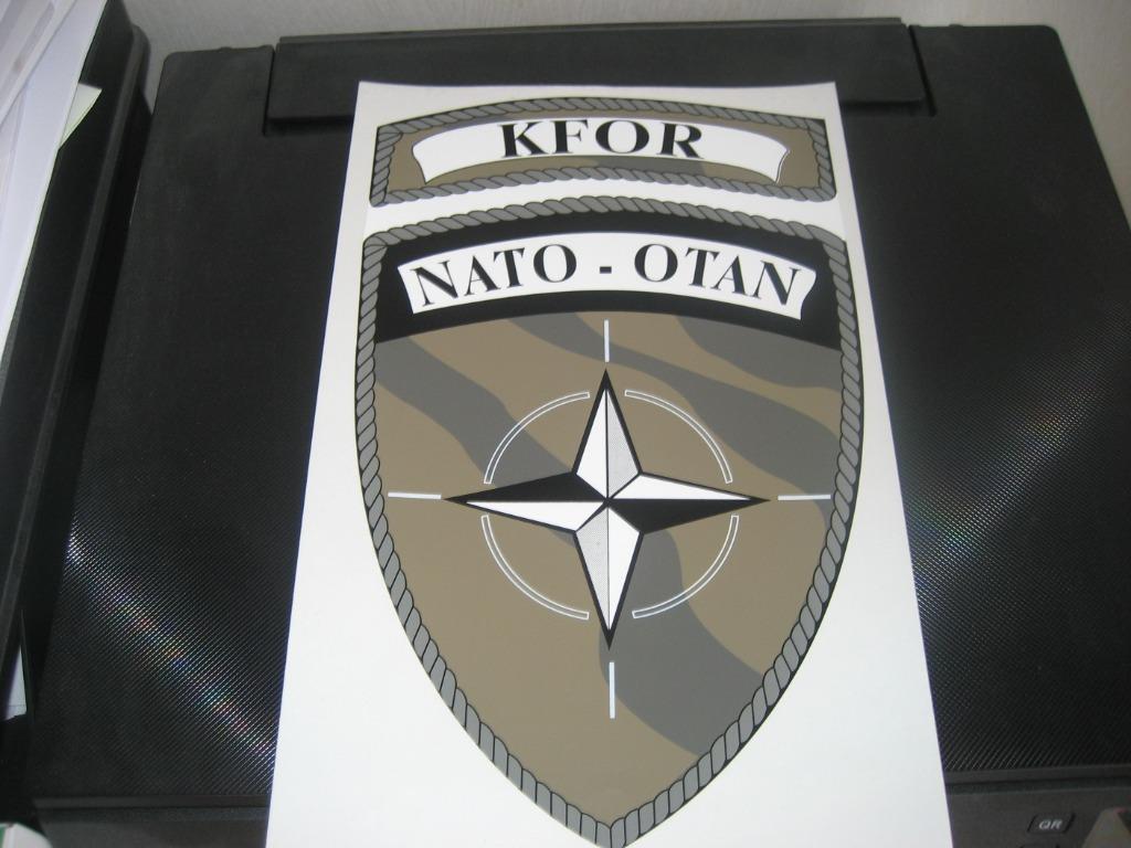 Sticker KFOR missies, Verzamelen, Ophalen of Verzenden, Landmacht, Embleem of Badge