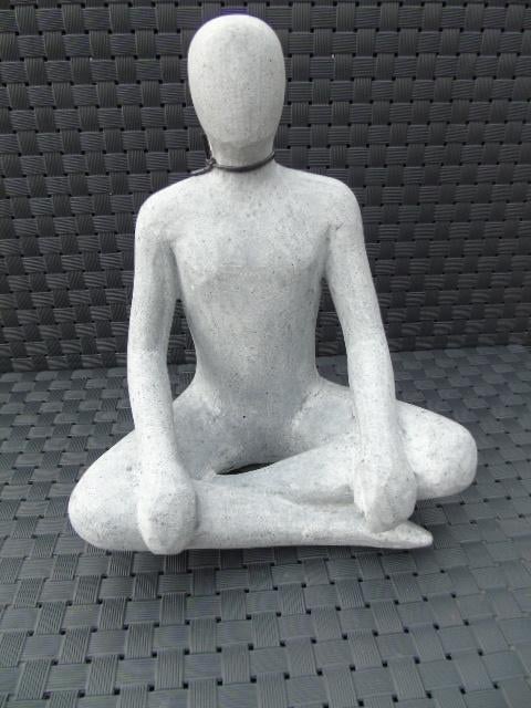 Meditatiesneeuwpopbeeld in grijze polystone, Ophalen of Verzenden, Nieuw, Steen, Abstract beeld
