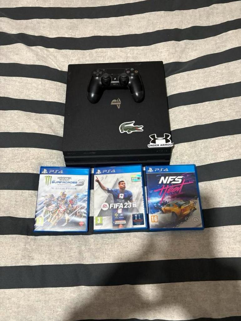 PS4 pro, Enlèvement, Comme neuf, Avec 2 manettes, Pro