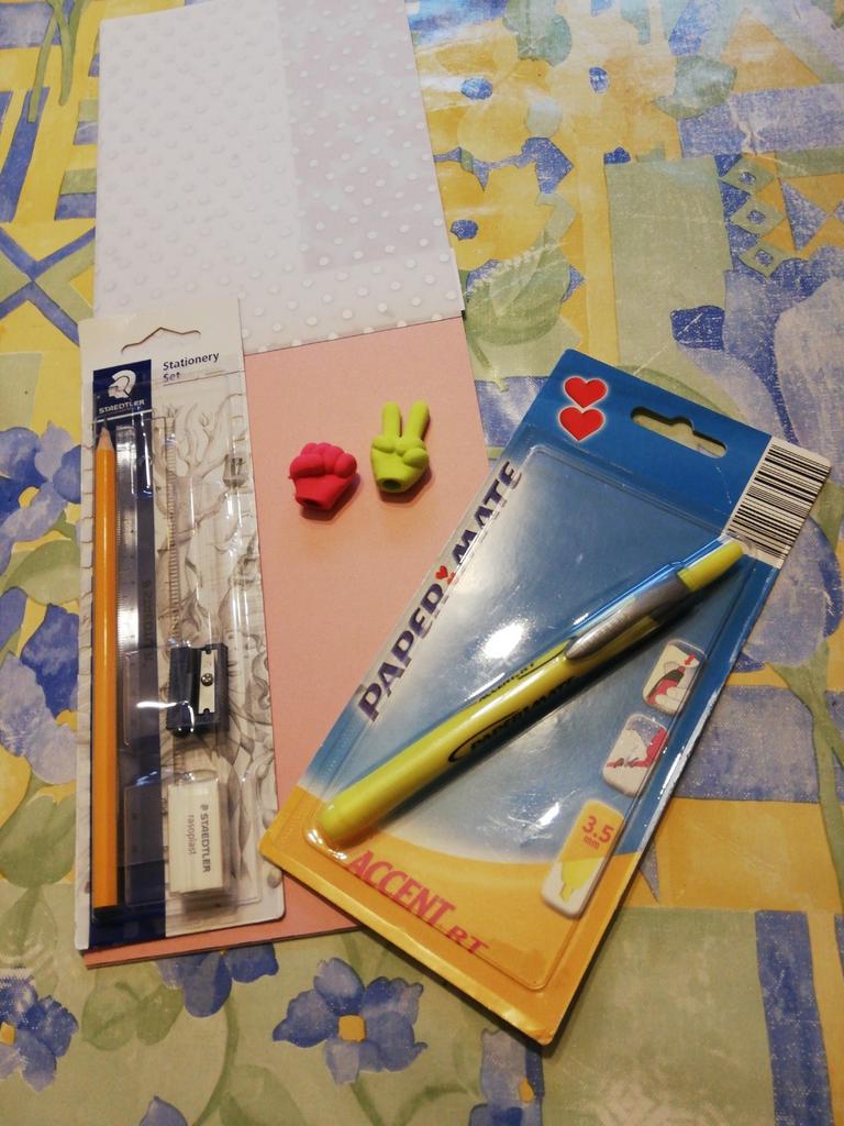 Crayon noir,3 gommes,1 latte15cm, 1 taille-crayon, 1 f, Enlèvement ou Envoi, Comme neuf