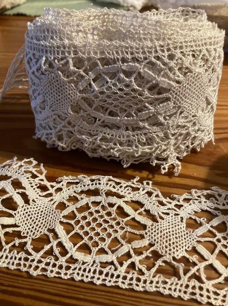 Een mooie brede kloskant/ 6,80m op6,5cm/linnen/boordlint, Verzenden, Zo goed als nieuw