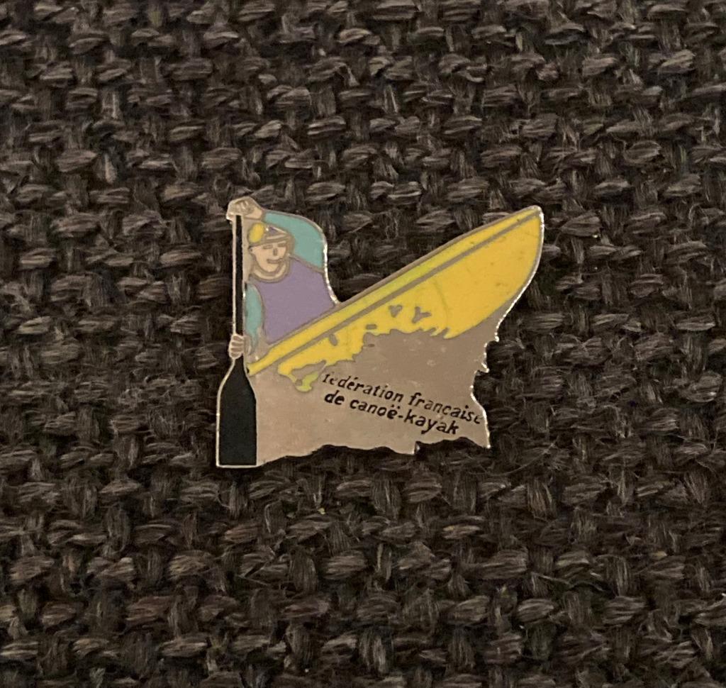 PIN - FÉDÉRATION FRANCAISE DE CANOË ET KAYAK, Envoi, Utilisé, Sport, Insigne ou Pin's