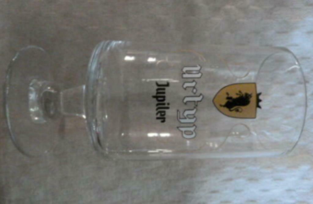 #K bier glas JUPILER URTYP " zwarte letters ", Collections, Verres & Petits Verres, Neuf, Verre à bière, Enlèvement ou Envoi