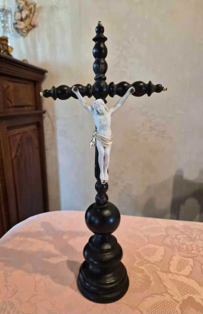Crucifix ancien, Enlèvement