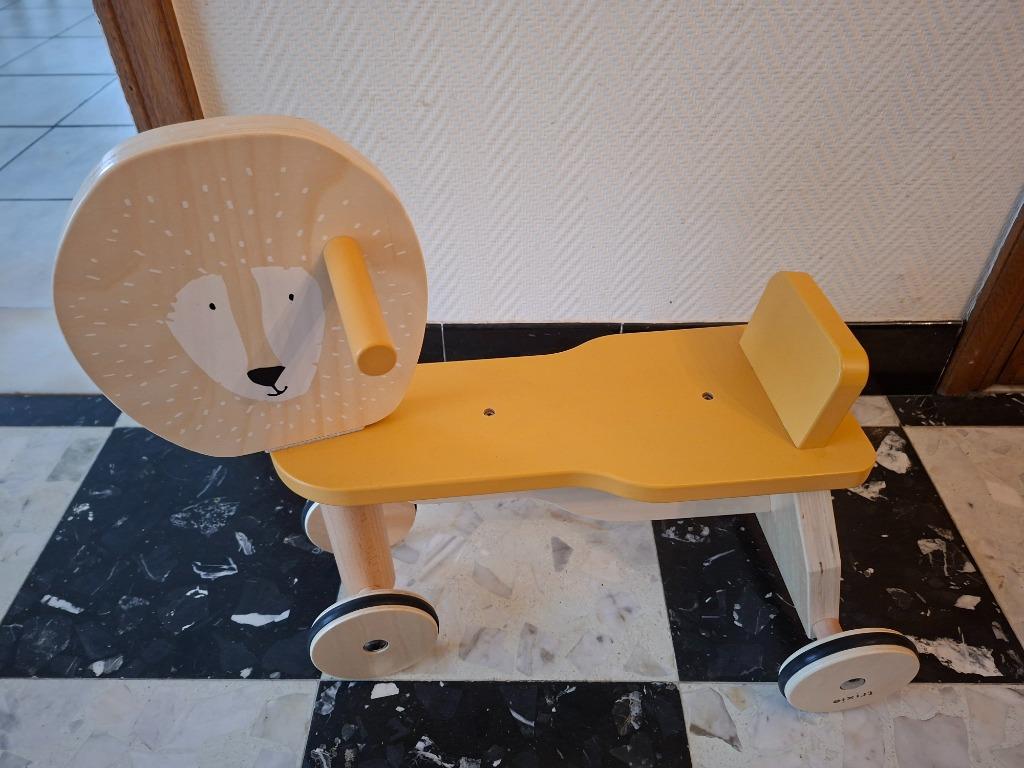 Houten loopfietsje trixie leeuw, Kinderen en Baby's, Speelgoed | Houten speelgoed, Ophalen, Zo goed als nieuw, Rij- of Hobbelspeelgoed