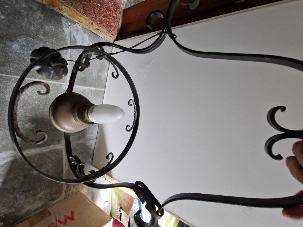 Lustre en fer forger, Enlèvement
