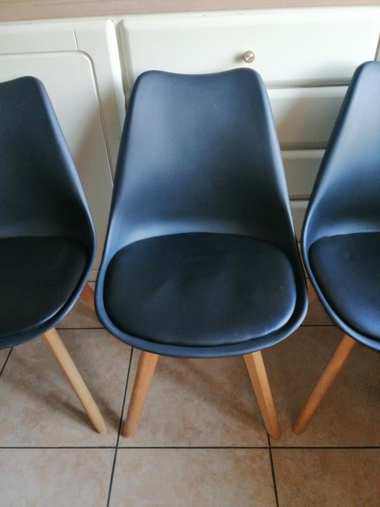 4 zwarte stoelen, Ophalen