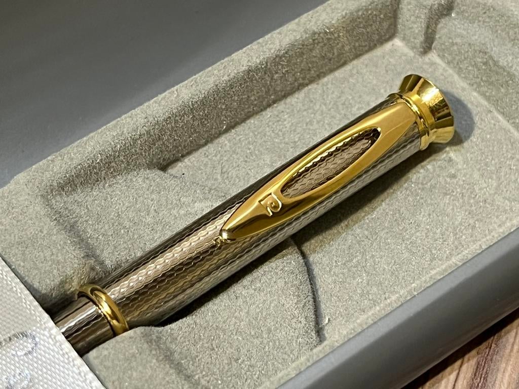 Stylo à bille Pierre Cardin M en état neuf Motif grain orge, Enlèvement ou Envoi, Comme neuf