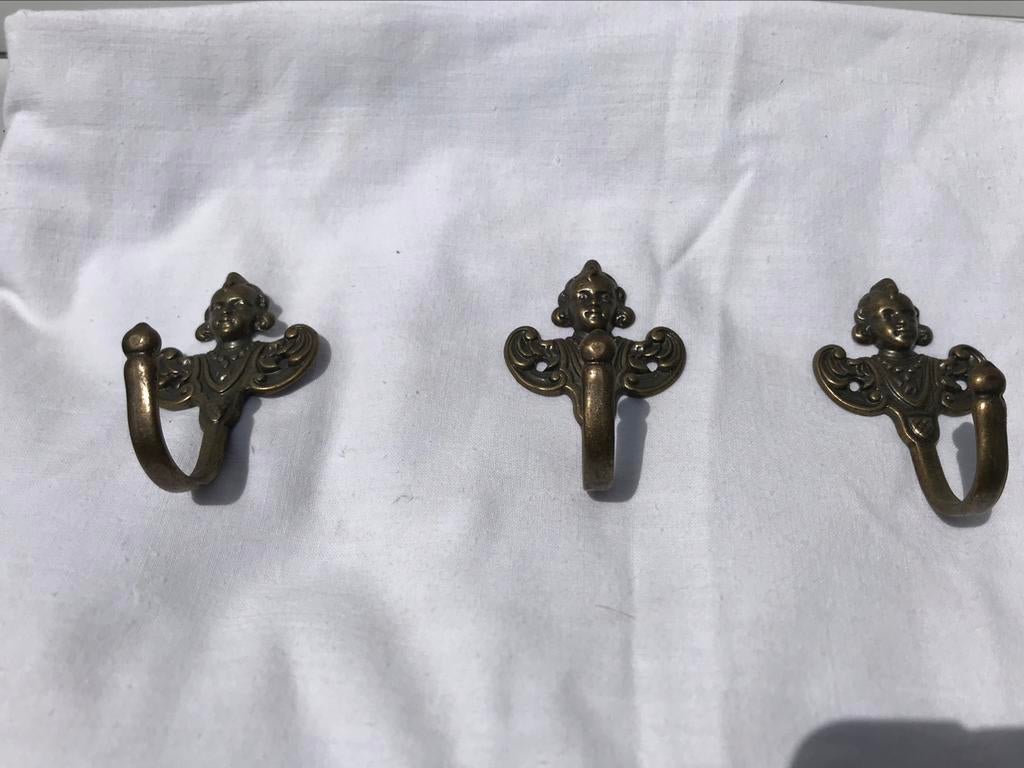 3 patères en laiton, Enlèvement