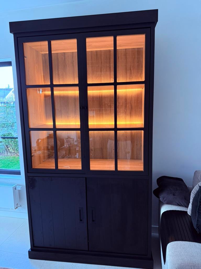 Moderne zwarte vitrinekast met LED + tafel, Huis en Inrichting, Kasten | Vitrinekasten, Ophalen, Zo goed als nieuw