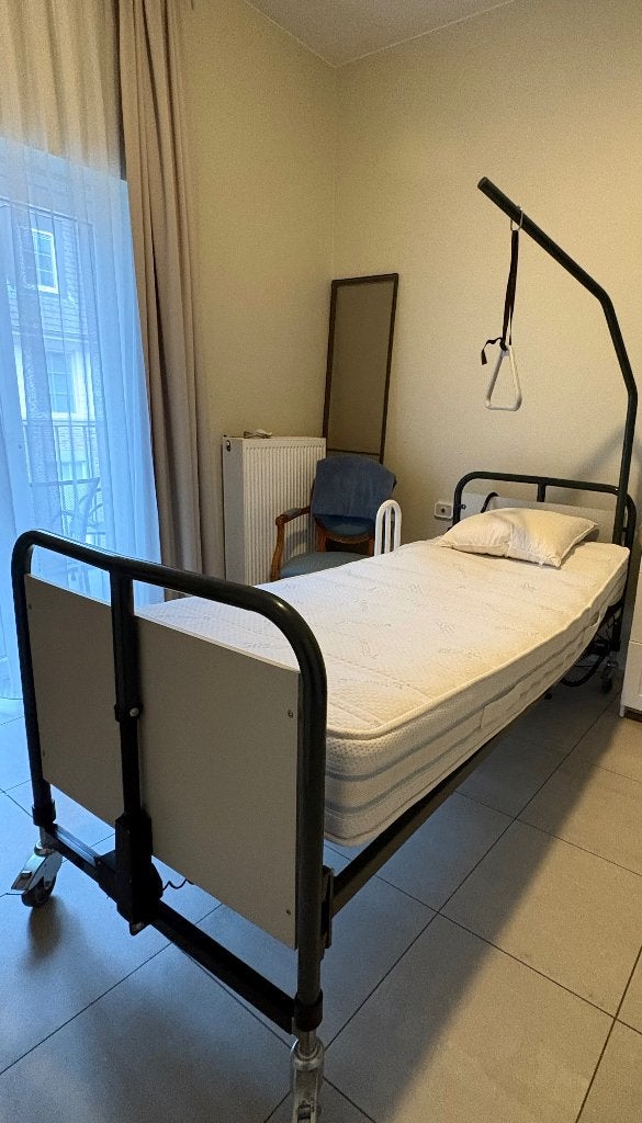 Elektrisch verstelbaar ziekenhuisbed, Ophalen, Verstelbaar, 90 cm, Zo goed als nieuw