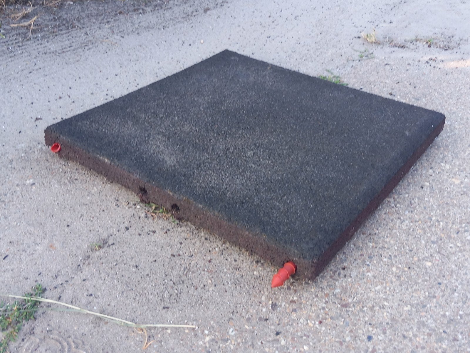 234 Rubber tegels 50x50x4,5, Stalling