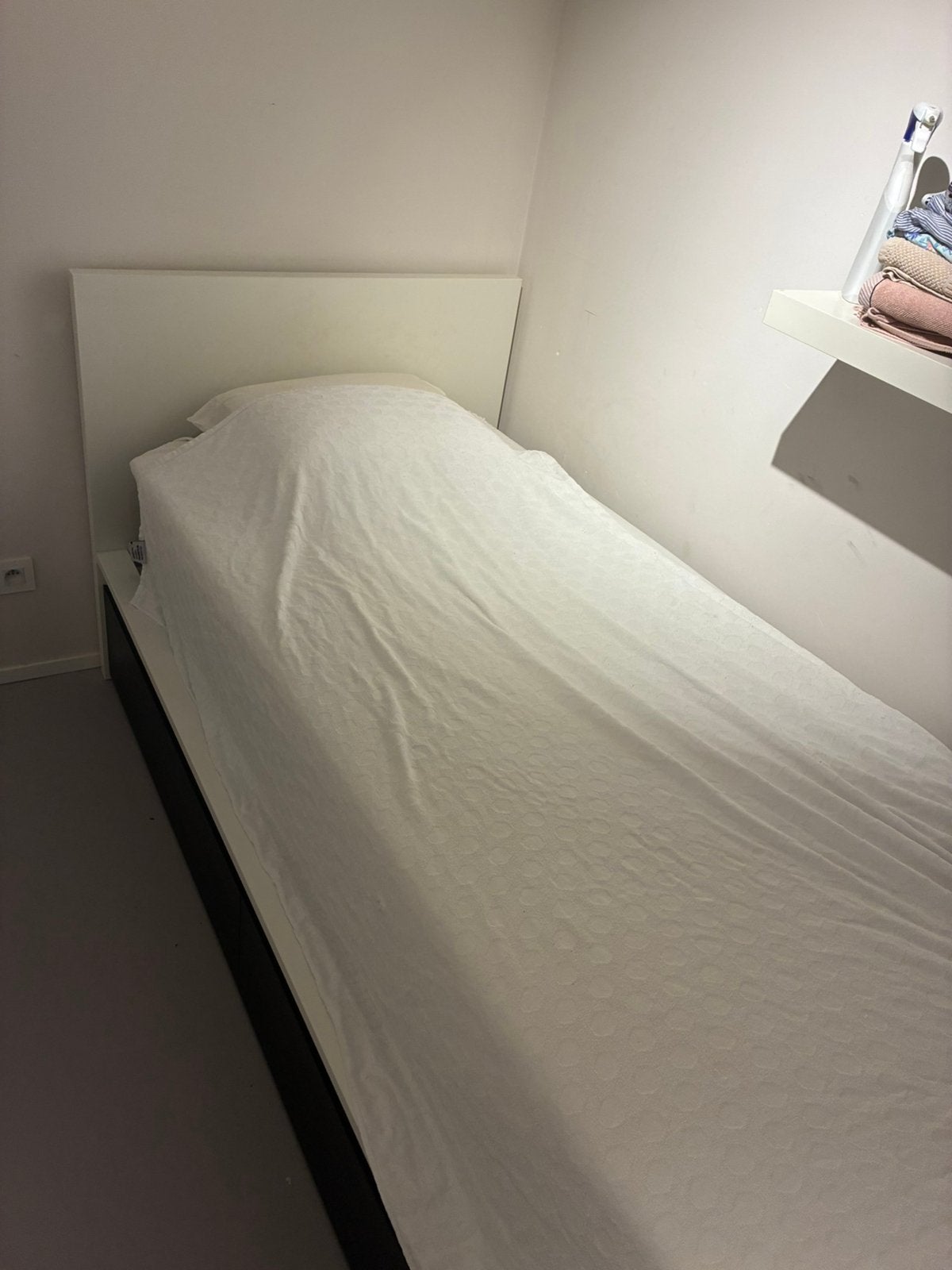 1 persoonsbed met of zonder matras, Huis en Inrichting, Ophalen, Zo goed als nieuw