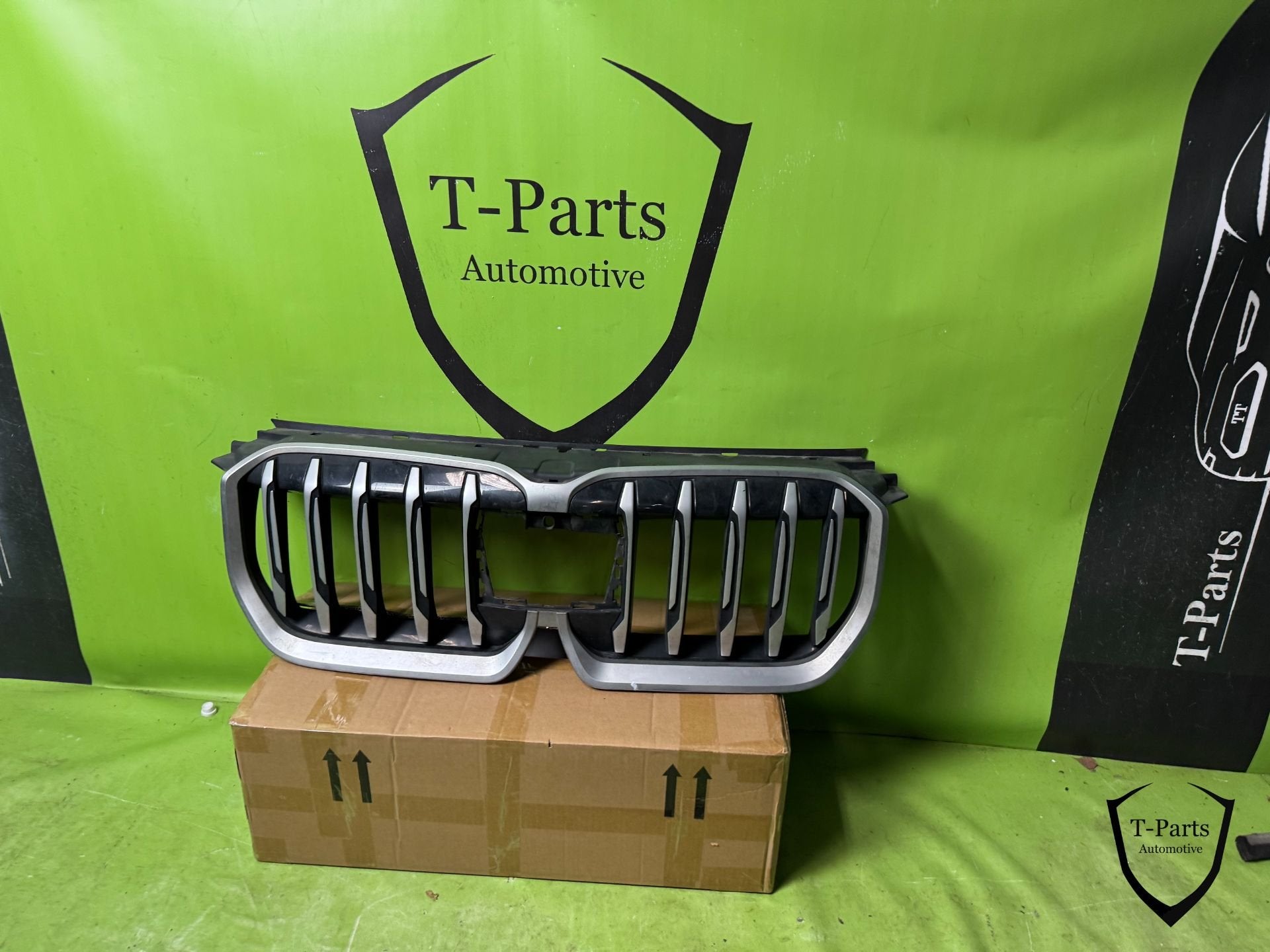 BMW X1 U11 Grille voorbumper 9880301, Auto-onderdelen, Petuelring 130
80788  Munich, DE, Gebruikt, Info@bmw.de, Bumper