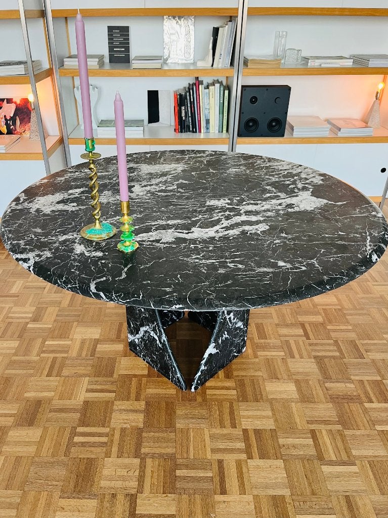 1 x table à manger ronde en marbre noir, Maison & Meubles, Postmodern Italiaans Design / jaren '80, Quatre personnes, Rond, 100 à 150 cm
