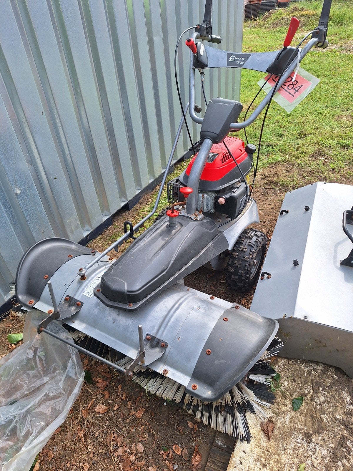 Lumag veegmachine, Ophalen