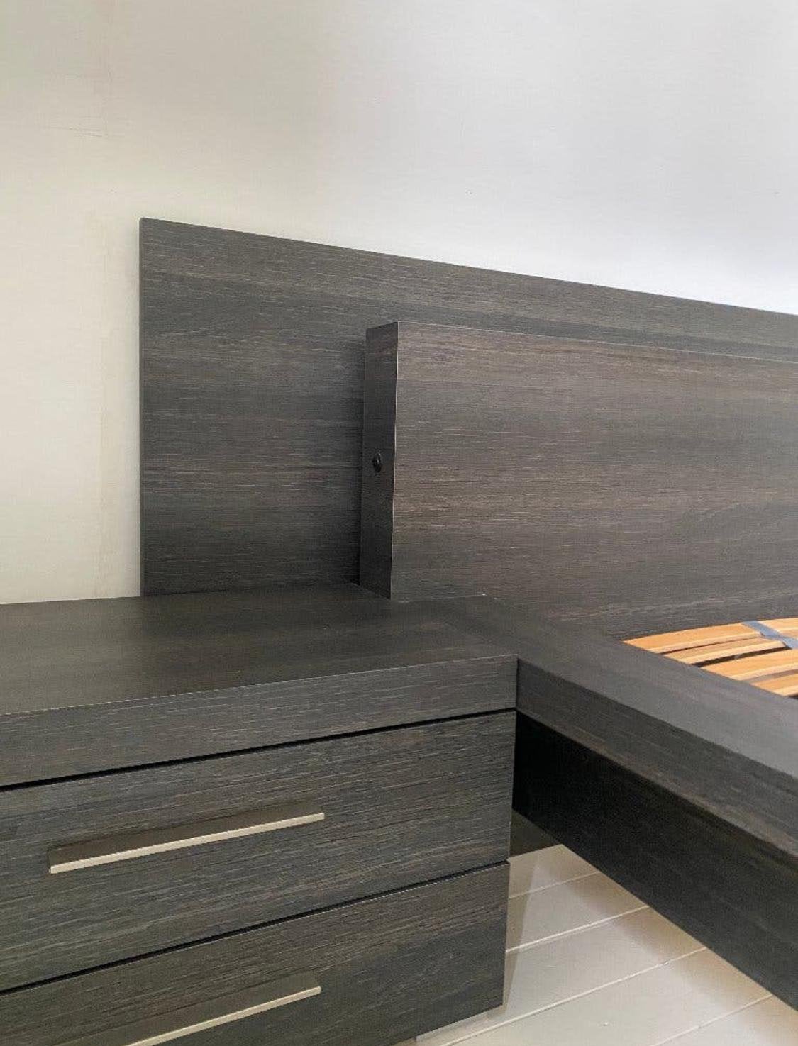 Bed met bijpassende nachtkastjes, Huis en Inrichting, Ophalen, Zwart, Tweepersoons, Zo goed als nieuw