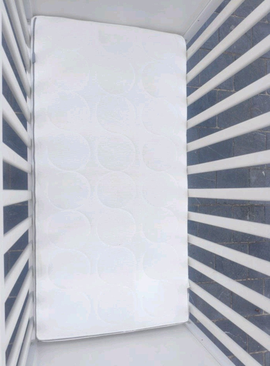 Babybed quax Mila met matras en beschermhoes, Enlèvement, Comme neuf, Rectangulaire, Réglable en hauteur