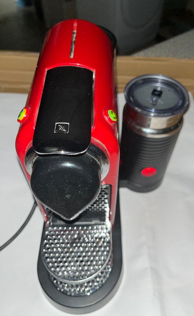 Nespresso café Krups avec mousseur, Electroménager, Machine à espresso, Réservoir d'eau amovible, Dosettes et capsules de café