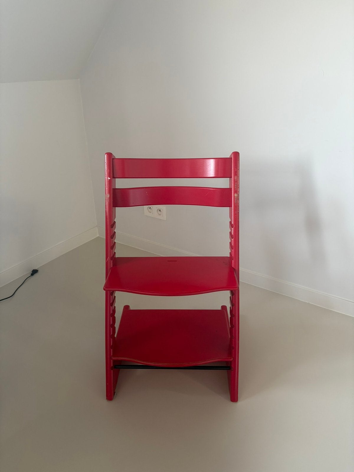 2 rode stokke stoelen, Kinderen en Baby's, Kinderstoelen, Ophalen, Gebruikt, Meegroeistoel, Afneembaar eetblad
