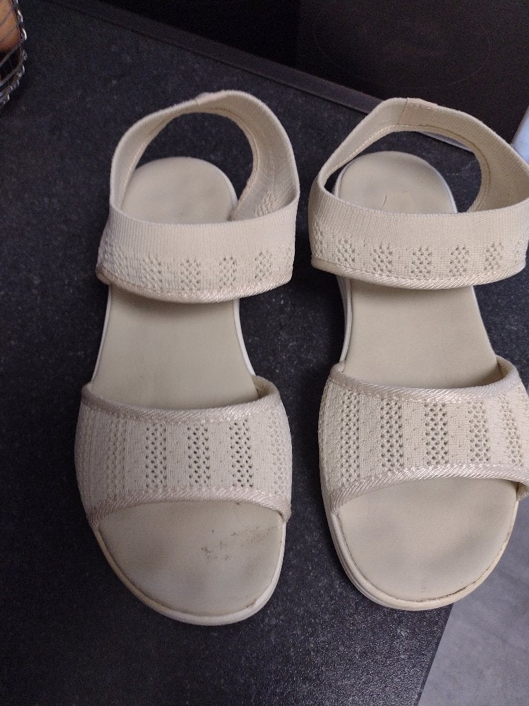 Luchtdoorlatende damessandalen maat 41 - In goede staat, Ophalen, Beige, Sandalen of Muiltjes, Gedragen
