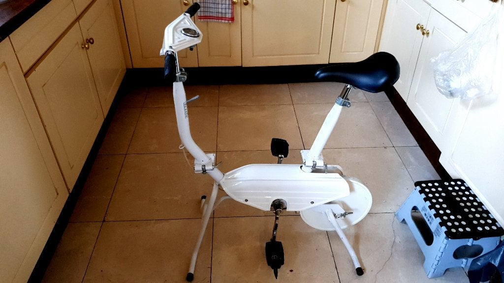 Home Trainer Fiets opvouwbaar 15 Euro, Sport en Fitness, Fitnessapparatuur, Zo goed als nieuw, Hometrainer, Metaal, Ophalen
