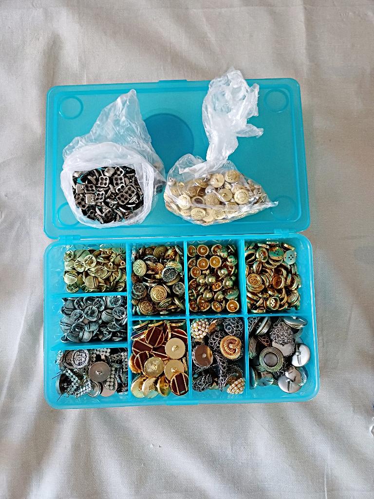 Prachtige verzameling vintage knopen (o.a. metalen) in box, Hobby en Vrije tijd, Naaien en Fournituren, Zo goed als nieuw, Ophalen of Verzenden