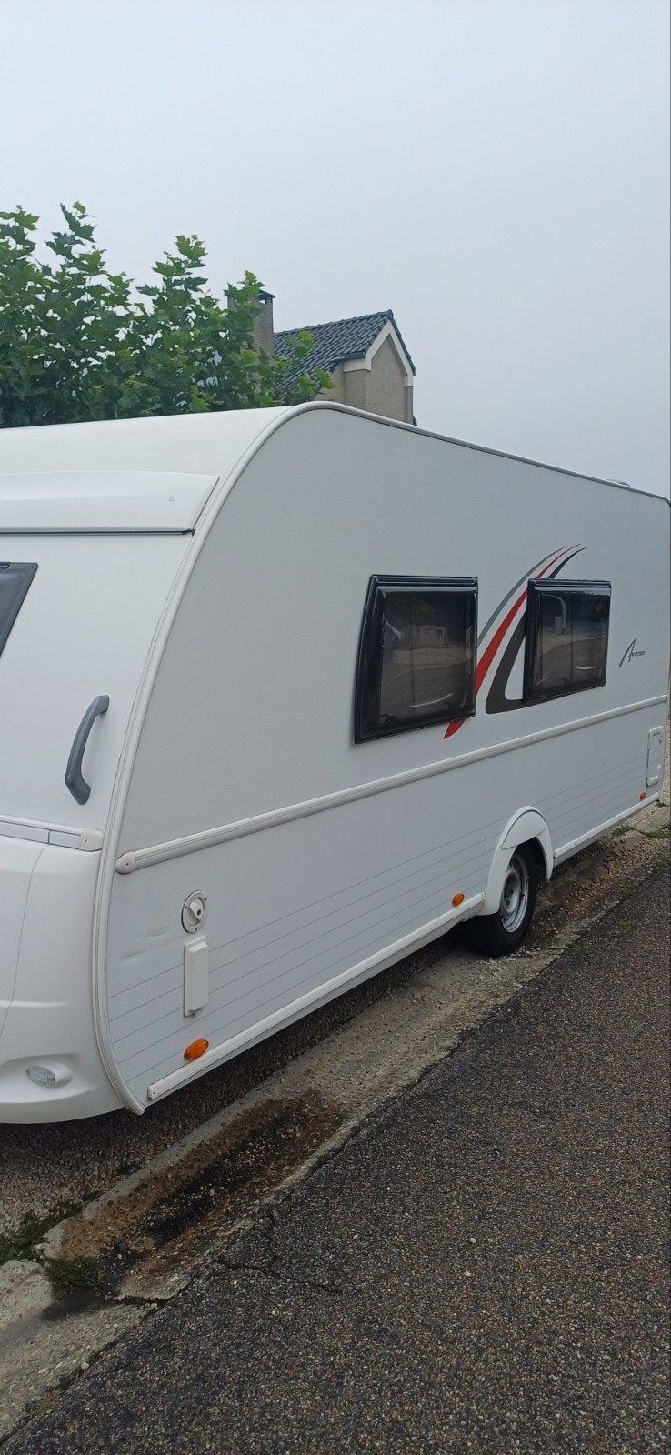 Burstner Averso 470 TS van 2013 met Queensbed, Caravans en Kamperen, Treinzit, Particulier, Bürstner, Luifel