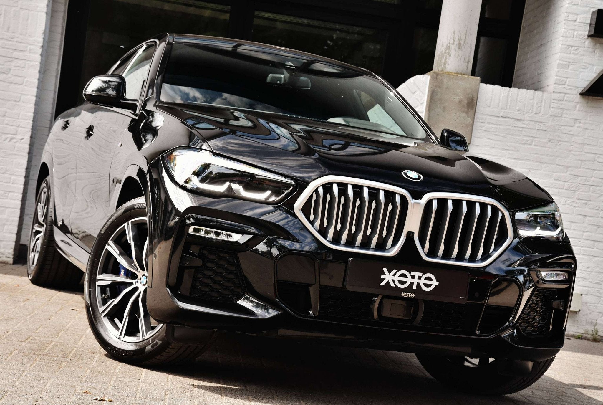 BMW X6 XDRIVE30D AS M PACK * TREKHAAK / ICONIC GLOW / 360 CA, Auto's, Automaat, Gebruikt, Zwart, Bedrijf