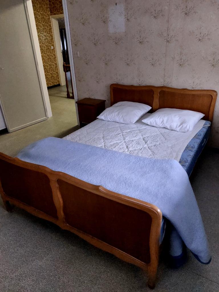 Bed (compleet) en nachtkastje, Ophalen