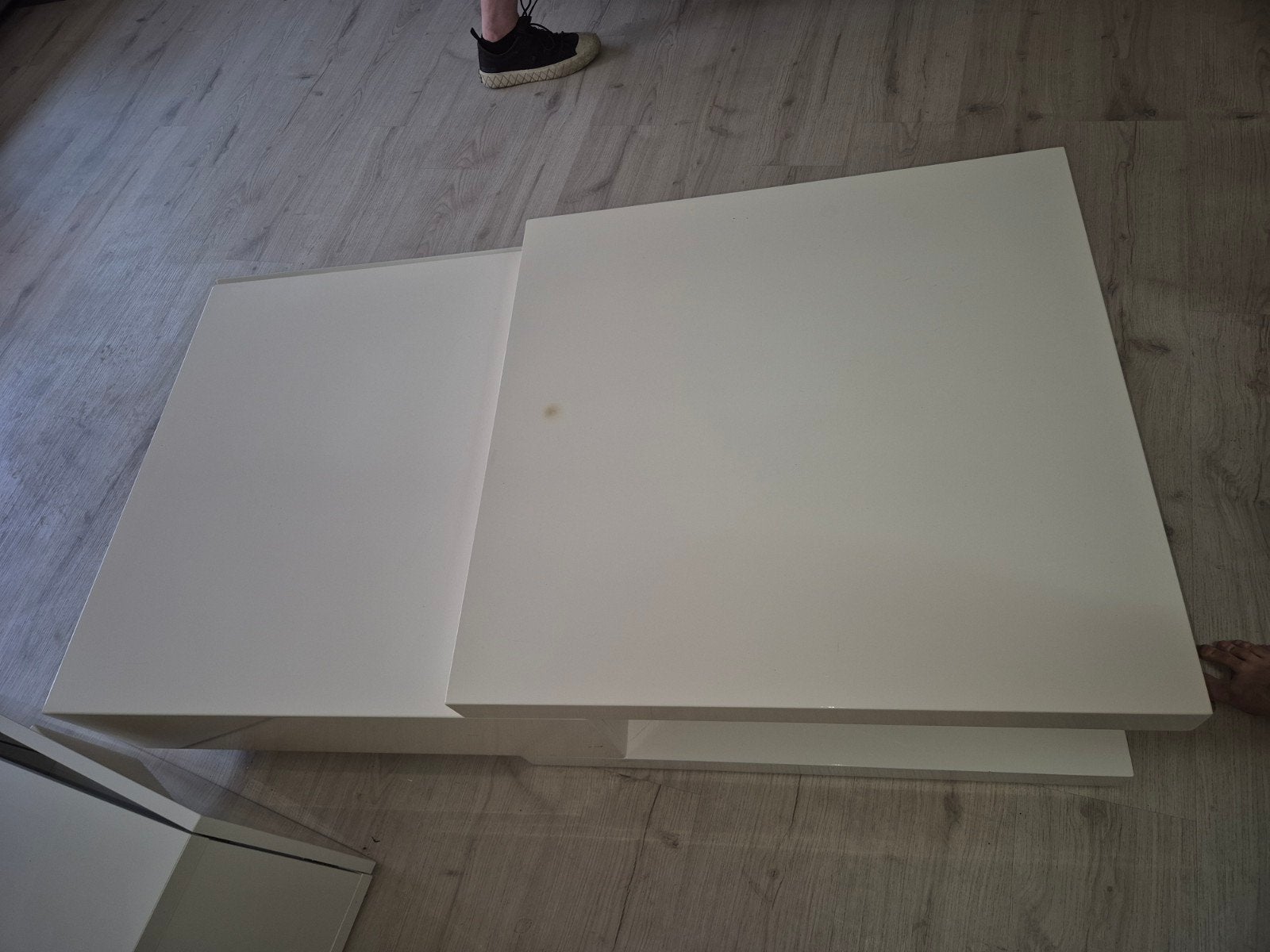 een mat witte salontafel., Ophalen